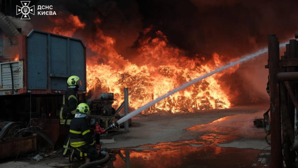 У Києві спалахнула масштабна пожежа на підприємстві: подробиці (Відео)