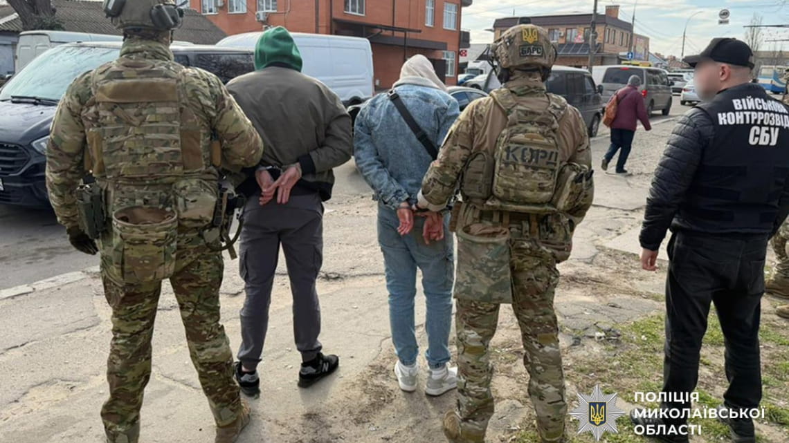 Зняли з розшуку за $2400: у Миколаєві поліцейські викрили працівників ТЦК на отриманні хабаря  (Відео)