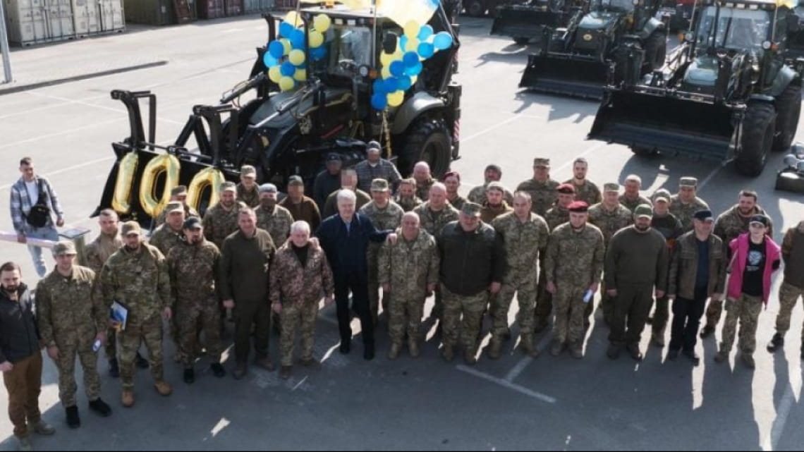 Вже понад 100 одиниць: Порошенко передав нові екскаватори на фронт (Відео)