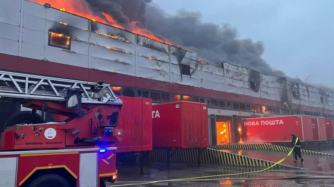 У Луцьку росіяни поцілили в багатоповерхівку, продуктовий склад та Нову пошту  (Відео)