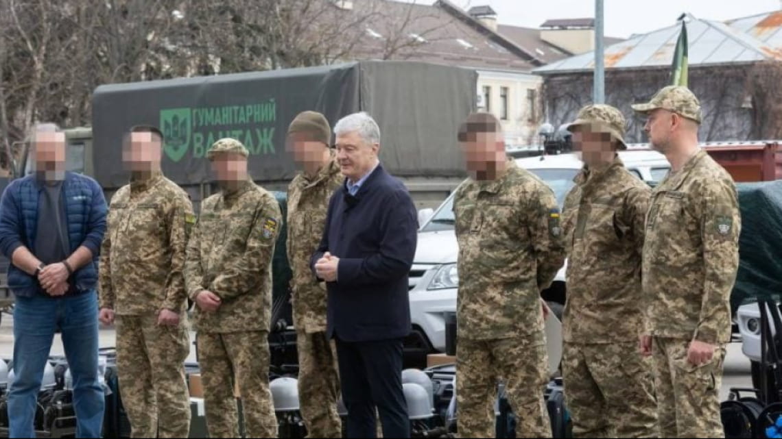 Чергова допомога фронту: Порошенко передав військовим комплекси 