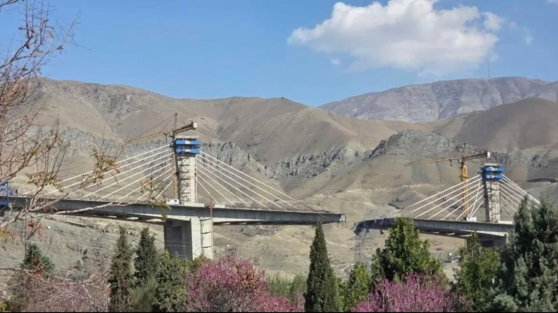 Трамп заявив про знищення стратегічного мосту в Ірані (Відео)