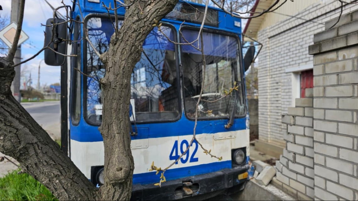 Ворог атакував тролейбус у Херсоні: водій у важкому стані (фото)