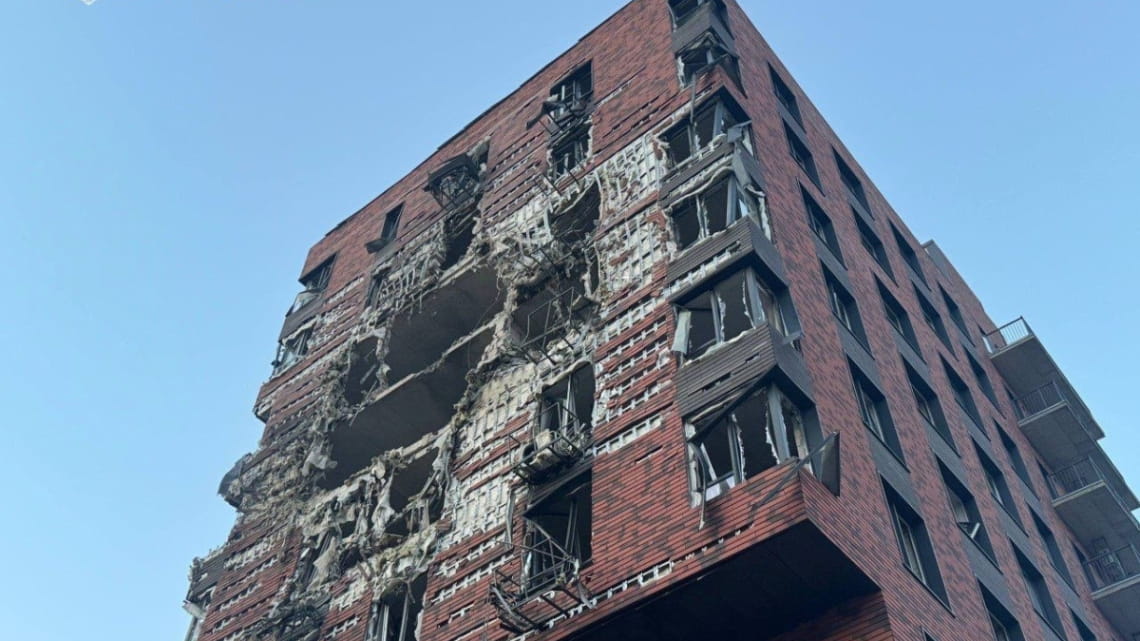 Унаслідок ударів по Дніпру пошкоджено новобудову та адмінбудівлю, є поранені (оновлено)