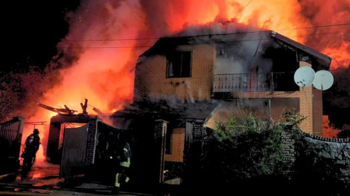 Ворог вдарив дронами по Київщині: виникла пожежа, є потерпілий