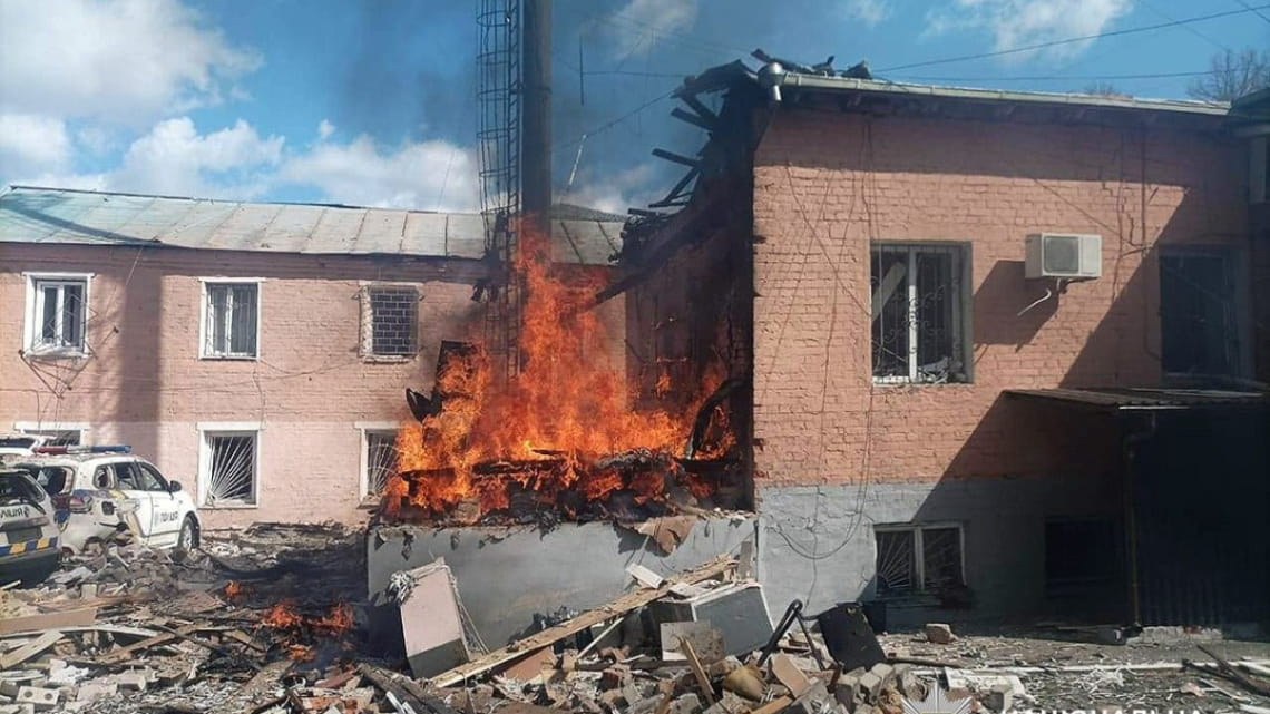 Російські військові атакували Прилуки: є потерпілі, спалахнула пожежа на території райвідділу поліції – фото