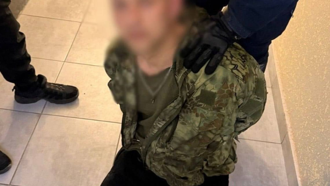 У Києві затримали чоловіка, який з автоматом ходив по ЖК – фото, відео