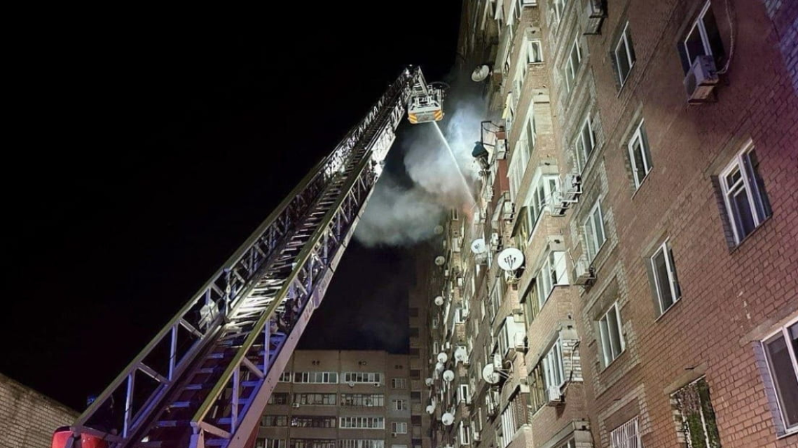 У Дніпрі ворог влучив у багатоповерхівку: є загиблі, серед постраждалих діти (фото)