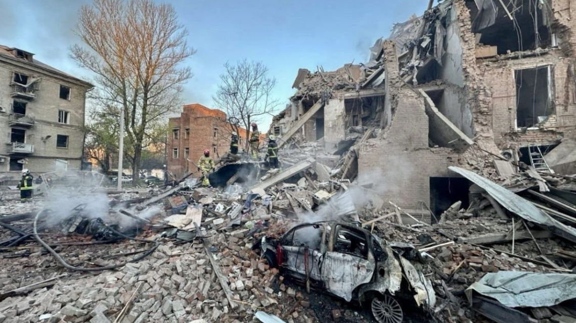 Удар по Дніпру: частково зруйновано багатоповерхівку, кількість потерпілих зросла