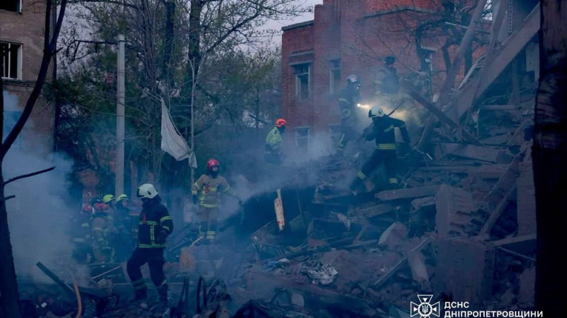 У Дніпрі триває рятувальна операція після удару рф – Зеленський
