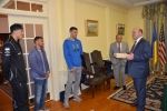 Горді за потрійну перемогу: боксерам Усику, Ломаченку та Гвоздику подарували прапор з даху посольства України у США