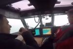 У Чорному морі корабель РФ спробував перепинити український рятувальний катер – відео