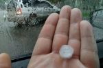 Ріки на дорогах й дірки у лобовому склі: Одесу накрила потужна злива з градом – фото, відео