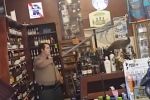 Алкогольні розваги: дикий павич влаштував погром у винному магазині