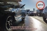 Міст Патона став через смертельну аварію: у столиці легковик протаранив фуру – фоторепортаж