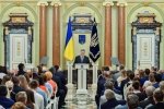 "Ви повертаєте людям здоров'я, а інколи життя": Порошенко привітав медиків з професійним святом