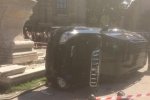 ФОТО: У центрі Львова джип Toyota Prado виїхав на тротуар, смертельно травмувавши жінку