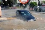 Посеред Києва авто з жінкою та немовлям провалилось у вирву з гарячою водою
