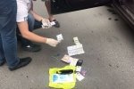 Майора поліції Дніпропетровщини затримали просто під час отримання хабара – відео