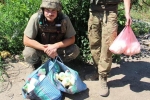 "Тільки тримайтесь мужньо": Мирні мешканці поблизу Авдіївки передають бійцям домашнє молоко