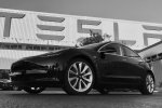 Tesla запатентувала технологію заміни батарей електромобілів "на ходу"