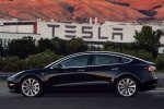 Tesla передала власникам перші 30 електромобілів нової Model 3