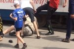 У центрі Запоріжжя бійка на зупинці переросла у стрілянину – відео з місця інциденту