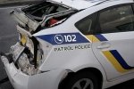 У Києві вантажівка на швидкості врізалась у службове авто патрульної поліції