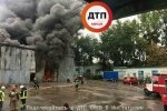 У центрі Києва спалахнув склад з автозапчастинами – пожежу ліквідували
