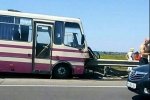 На Львівщині автобус з пасажирам влетів у відбійник – одна людина загинула