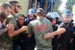 З кувалдою на захист пам’ятки: в центрі Одесі мітингувальники зносять будівлю біля Відьомського будинку