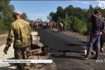 На Рівненщині люди самотужки взялися за ремонт дороги