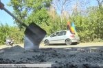 Акція відчаю: Півсотні активістів самотужки взялися за ремонт траси "Маріуполь – Запоріжжя"