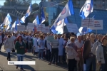 "Роботу, зарплату, гідне життя": як в урядовому кварталі Києва проходив "мітинг у білих халатах"