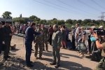 "Бруд, годинні черги і плакат "Любіть Україну": Луценко побував на пропускному пункті в зоні АТО – фото