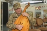Бандура з "родзинкою" та однострої: який перформанс відбувався у "Борисполі"