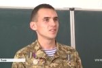 Біля дошки – боєць АТО: як у Львові школярам про війну нагадували