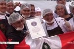 Світовий рекорд: у Перу приготували найбільшу плитку шоколаду з горіхами 