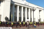 Акція під Радою: з мітингарями працює "антиконфліктна група" поліції