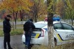 "Скучив": на Луганщині затримано хлопця, що з ножем тягнув свою матір вулицею