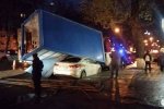На Подолі в Києві погано закріплений МАФ рухнув на припарковані авто &ndash; фото