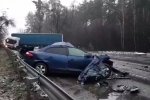 У Києві зіткнулися фура і легковик, водій останнього загинув – відео