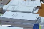 Нові "докази": що принесли адвокати Януковича до суду після биток та пляшок