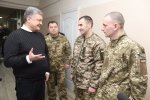 Порошенко відвідав звільнених з полону військовослужбовців у госпіталі