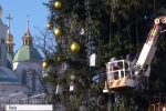 Розпилять на сувеніри: в Києві почався демонтаж головної ялинки країни