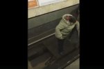 Надзвичайна ситуація: На станції метро "Палац Спорту" жінку штовхнули на колії – відео