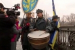 "Єднайтеся серцями": у Києві тисячі людей утворили "живий ланцюг" та заспівали гімн