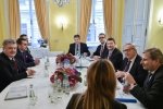 Порошенко та Юнкер обговорили надання ЄС чергової макрофінансової допомоги Україні
