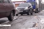 Два колеса лишити в одній ямі: у Дніпрі водії масово потерпають від 30-см діри в асфальті