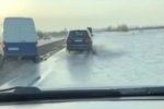 "А ми на морі": на трасі Київ – Харків через повінь автомобілі їдуть по бампер у воді – відео